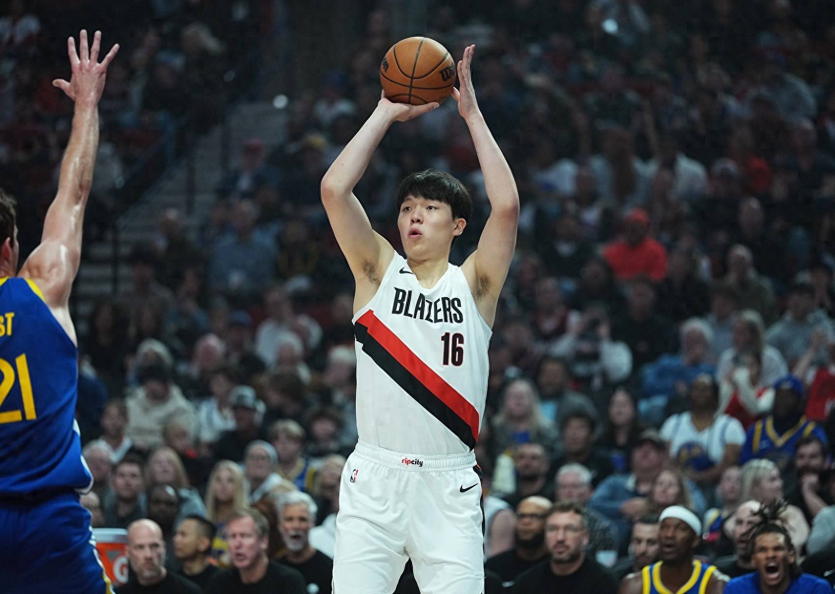 美高梅官方网站-尼斯训练开放日，转会期手感冰凉引欢呼，CBA季后赛在即，控场能力受关注